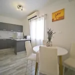 Apartment Vita * Postira